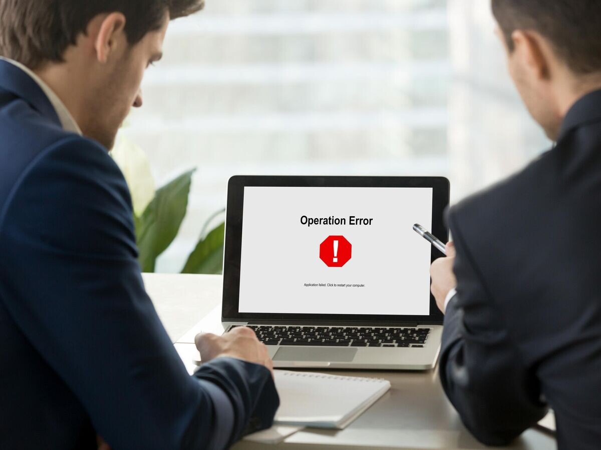    Сломанный ноутбук с сообщением о сбое системы© iStock.com / fizkes