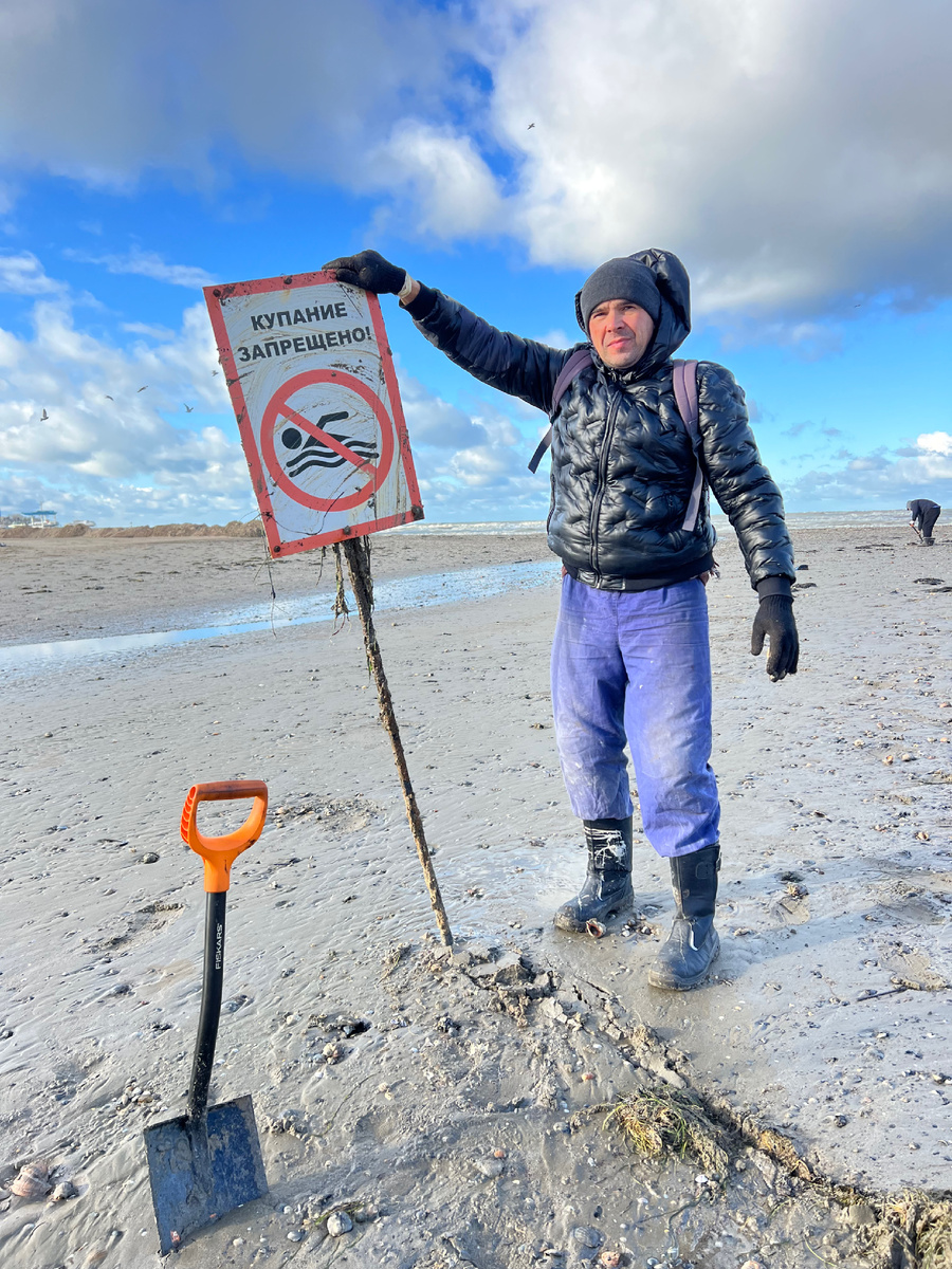 День 1. Муж занимается очисткой берега возле речки Анапки. Здесь выбросило не так много мазута, как на Джемете, Витязево и Благовещенской. Но на следующий день мазут появился вновь в том же объеме 