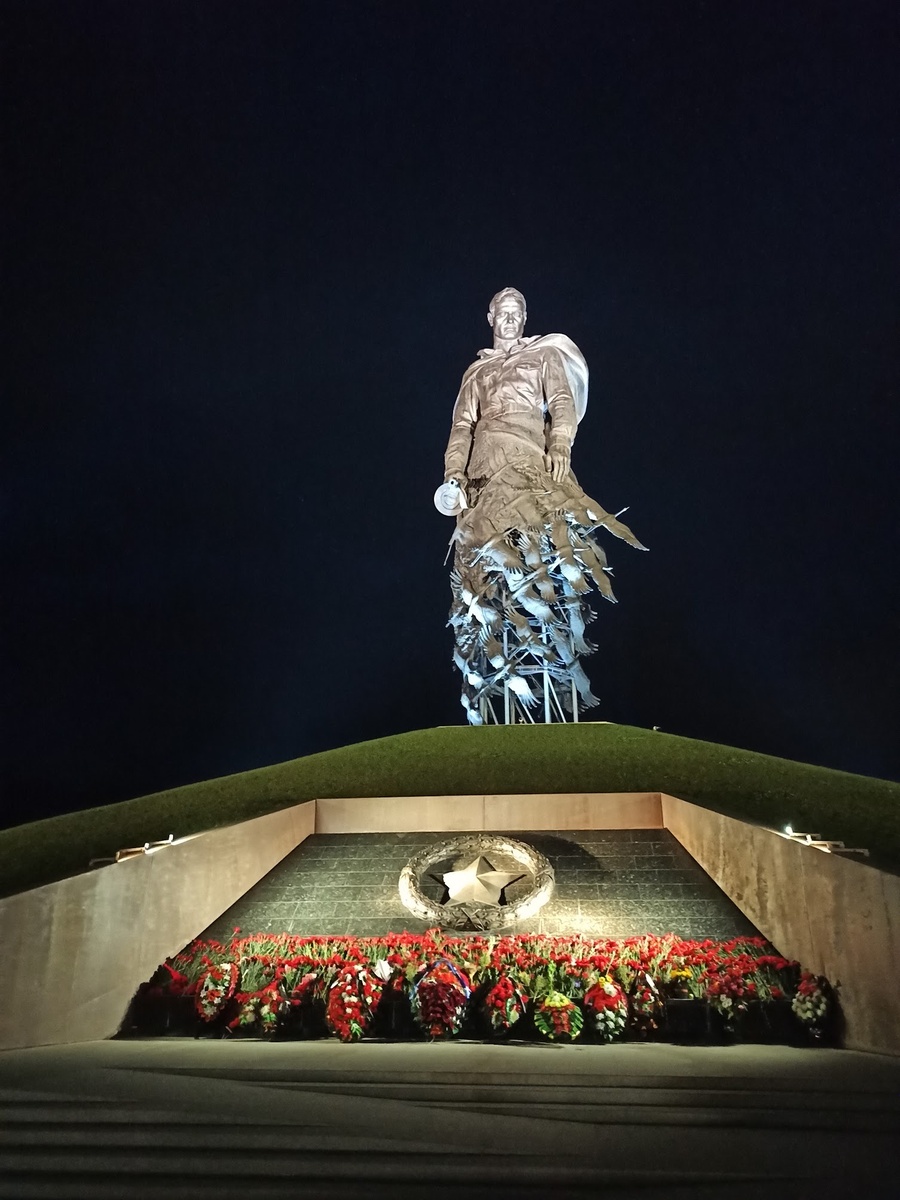 «Мне кажется порою, что солдаты, С кровавых не пришедшие полей. Не в землю нашу полегли когда то, а превратились в белых журавлей» (Расул Гамзатов)