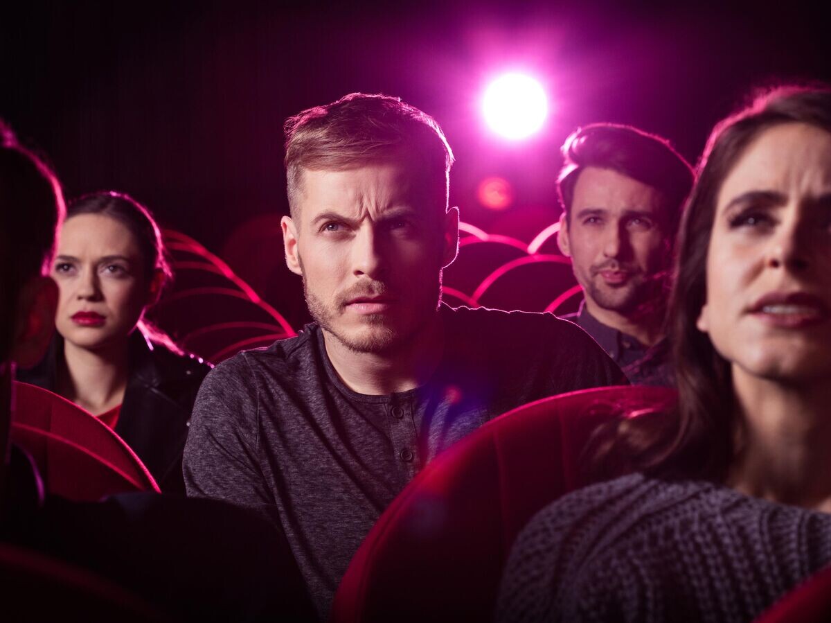    Люди смотрят кино© iStock.com / izusek