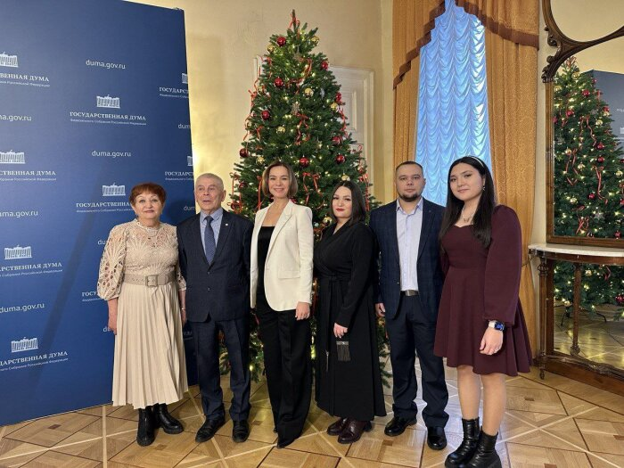 Несколько поколений семьи Коломиных остаются верны авиазаводу Улан-Удэ / / Фото: пресс-служба Госдумы РФ