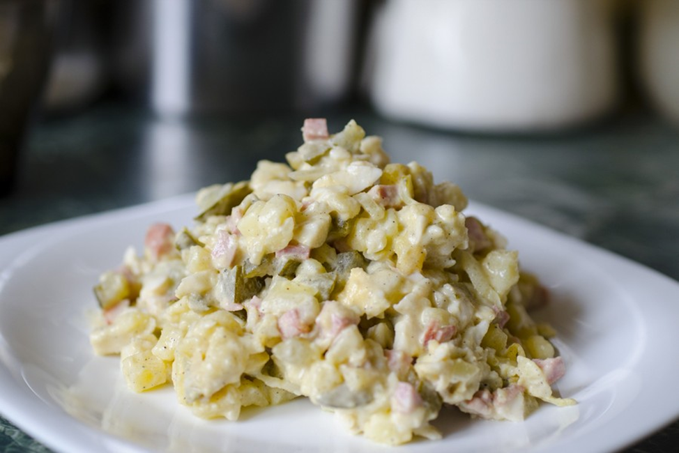 Салат Оливье. Новогоднее блюдо.