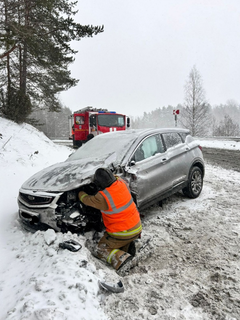    Иномарка столкнулась с фурой в Карелиипожарная часть №38 города Сортавала