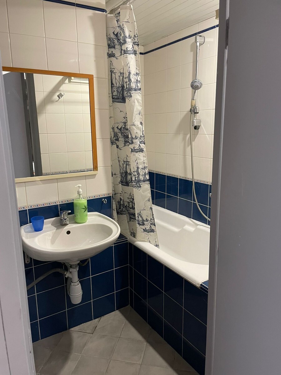 Настенная плитка служит уже 26 лет, напольную поменяла, потому что прежняя потрескалась.