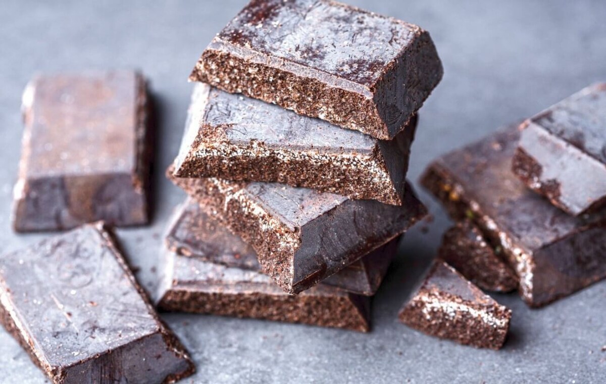    Белый налет на шоколаде — это жир или сахар. Источник изображения: Live Science