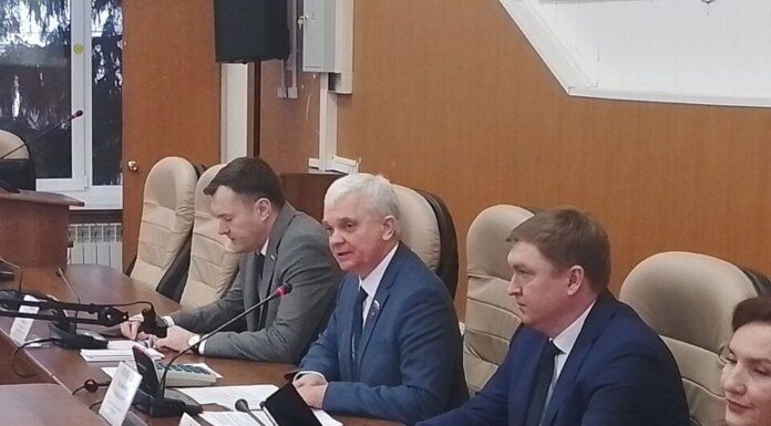    Совет депутатов Бердска. В центре спикер Владимир Голубев. Источник фото: страница Совета депутатов Бердска в vk.com