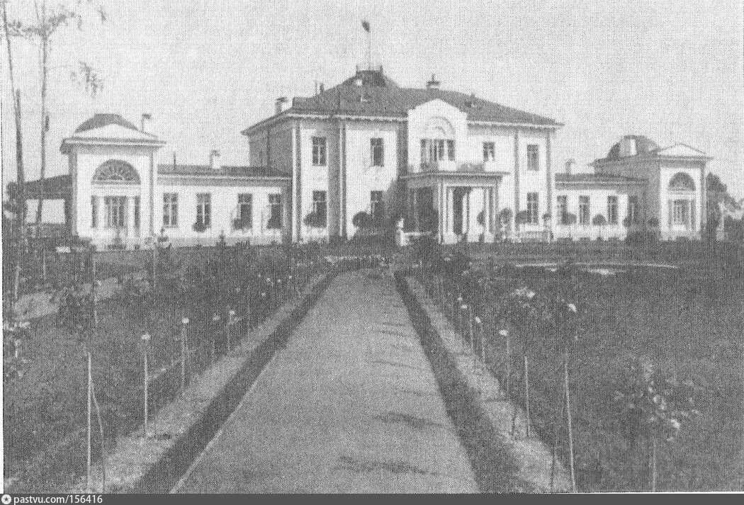 Усадьба Любвино. "Аллея роз" и парковый фасад усадебного дома. 1915 год. pastvu.com