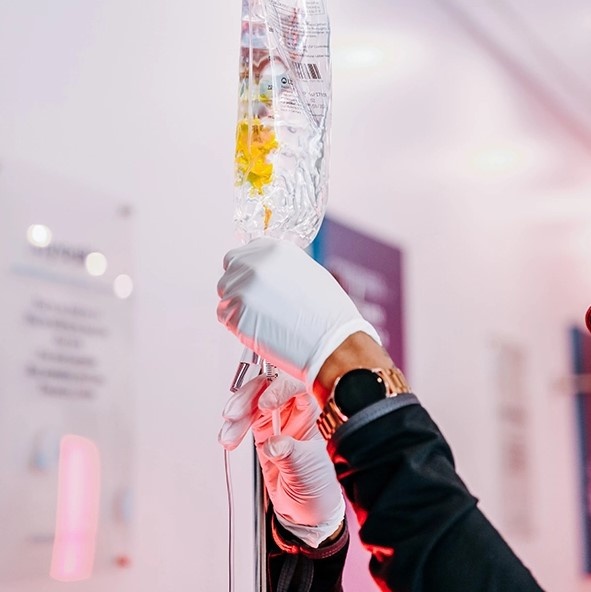 Капельницу от похмелья алкоголику в большинстве случаев допустимо ставить в домашних 