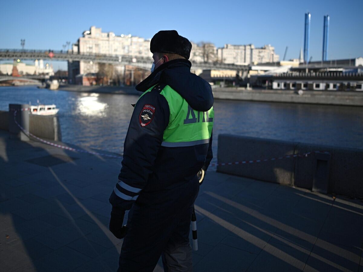    Сотрудник ДПС на месте происшествия© РИА Новости / Владимир Астапкович