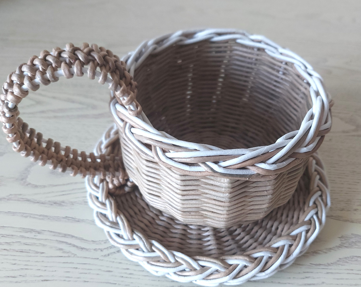 Конфетница из бумажной лозы