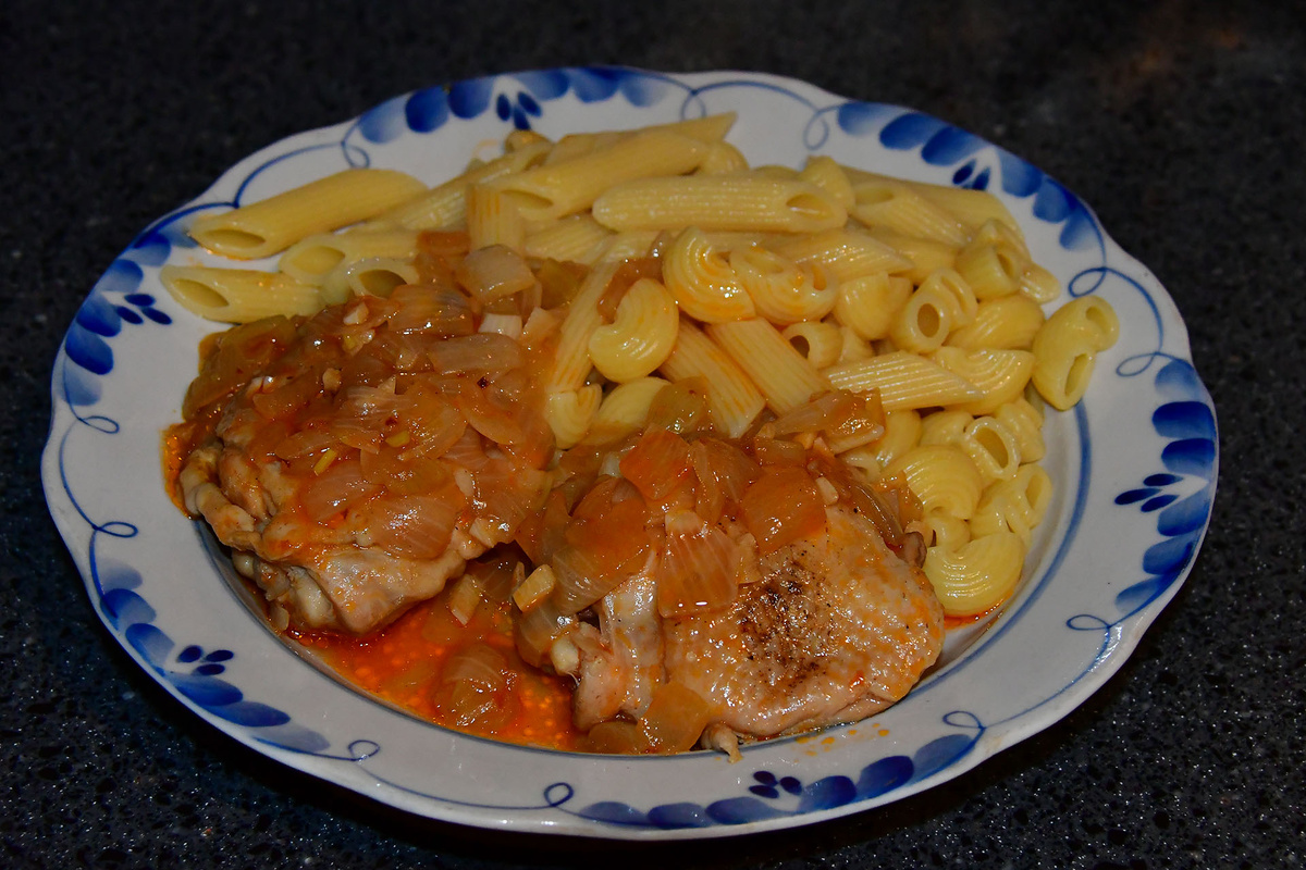 Куриные бедра в томатной подливе