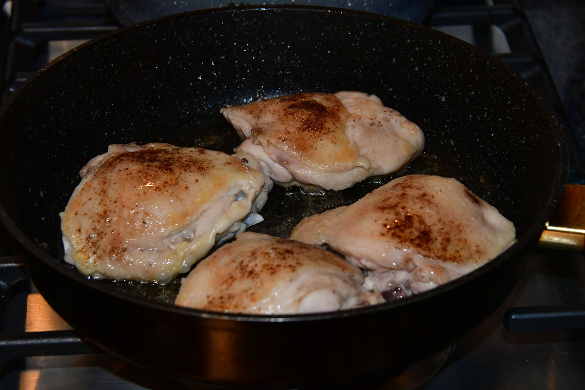 Обжариваем курицу