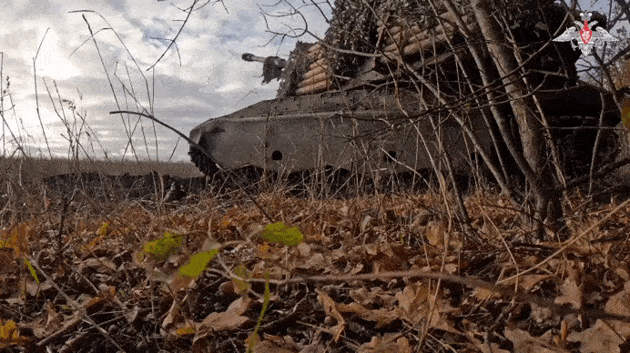    Расчёты самоходных гаубиц "Мста-С" уничтожили замаскированные орудия, пулемётные точки и живую силу ВСУ//Видео из официального ТГ-канала Минобороны