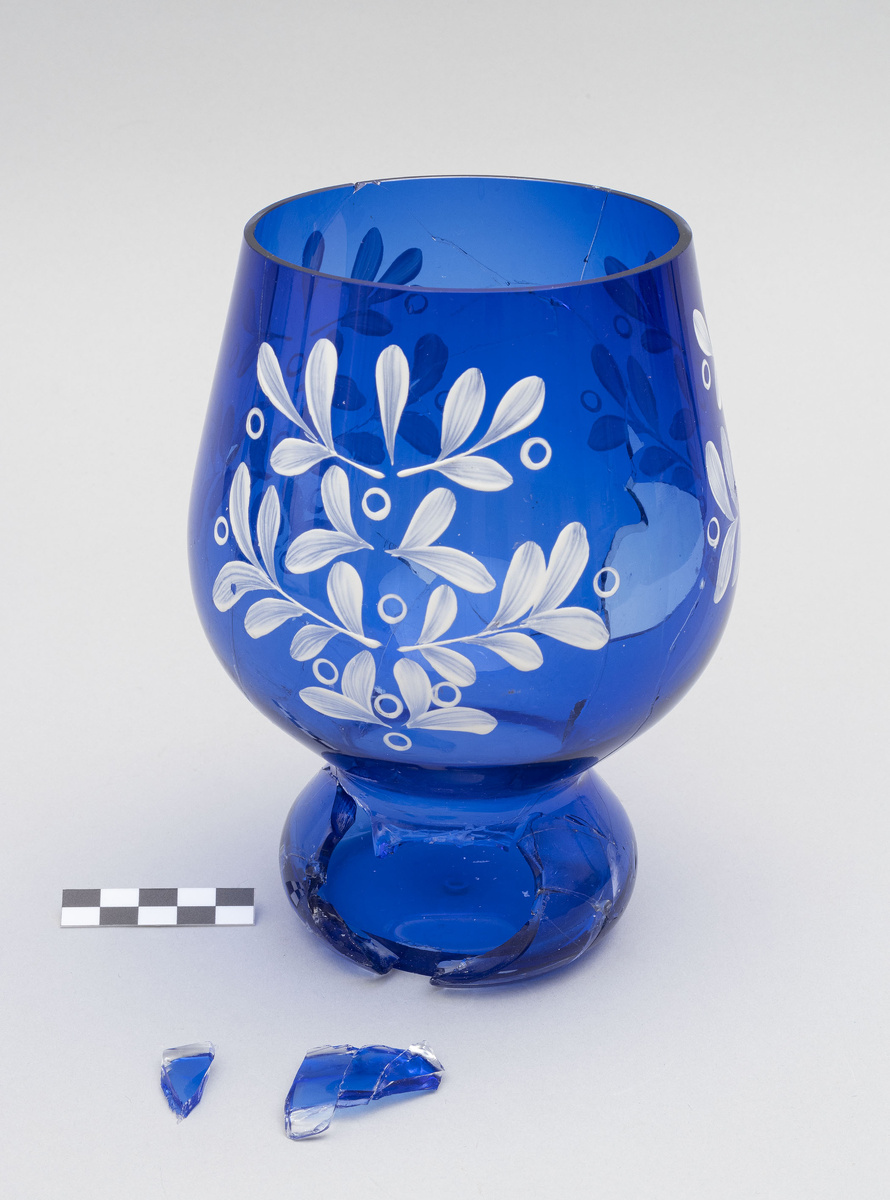 Рис. 1 б Ваза «Изобилие». Стекольный завод «Красный Май», СССР. 1960-1969 гг. В процессе реставрации.