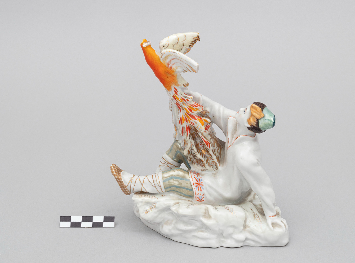 Рис. 2 а Скульптура фарфоровая «Иванушка с Жар-птицей», ЛФЗ. СССР, 1950-е гг. До реставрации.