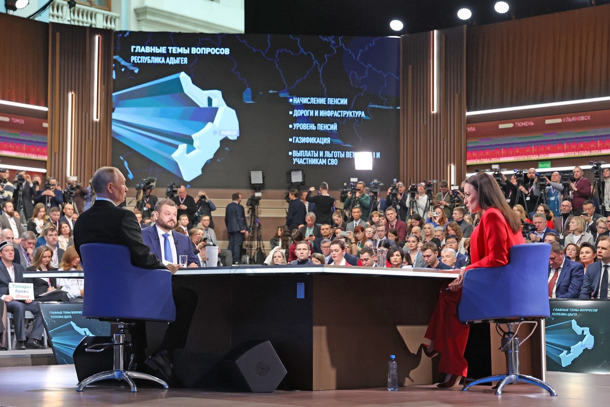    Владимир Путин ответил на 76 вопросов журналистов, которые были в зале, и граждан России из самых разных регионов./Рамиль Ситдиков/РИА Новости