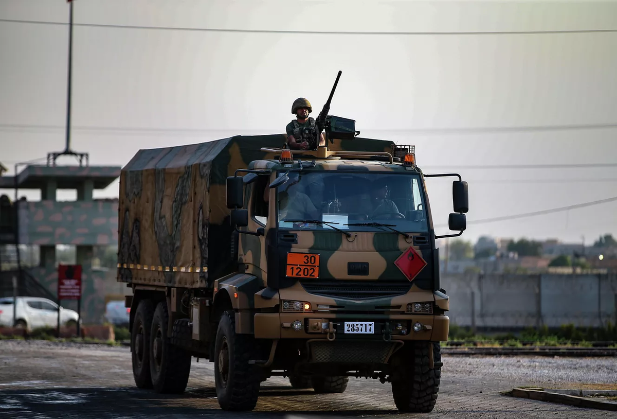 © AP Photo / Emrah Gurel
Турецкие военные недалеко от границы с Сирией. Архивное фото