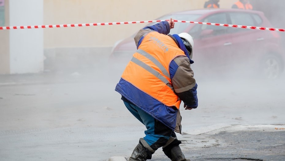    Сотрудники "Теплосети" работают на месте аварии на трубопроводе, архивное фото для иллюстрации. Автор фото: Сергей Ермохин / "Деловой Петербург"