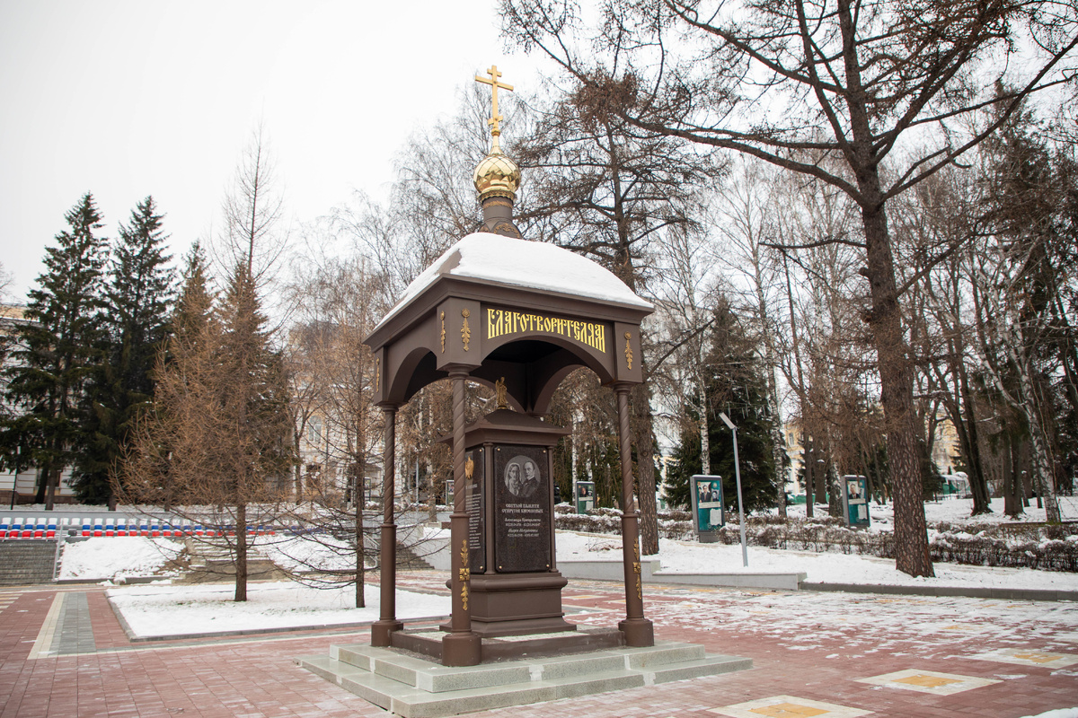 Художник-дизайнер — Григорий Дунаев, архитектор — Мария Морозова, реализация гранитной части проекта осуществлялась компанией «Грань» (директор — Виктор Давиденко, художник — Денис Кузин).
Финансовую поддержку строительства оказали меценаты Игорь и Светлана Фроловы
