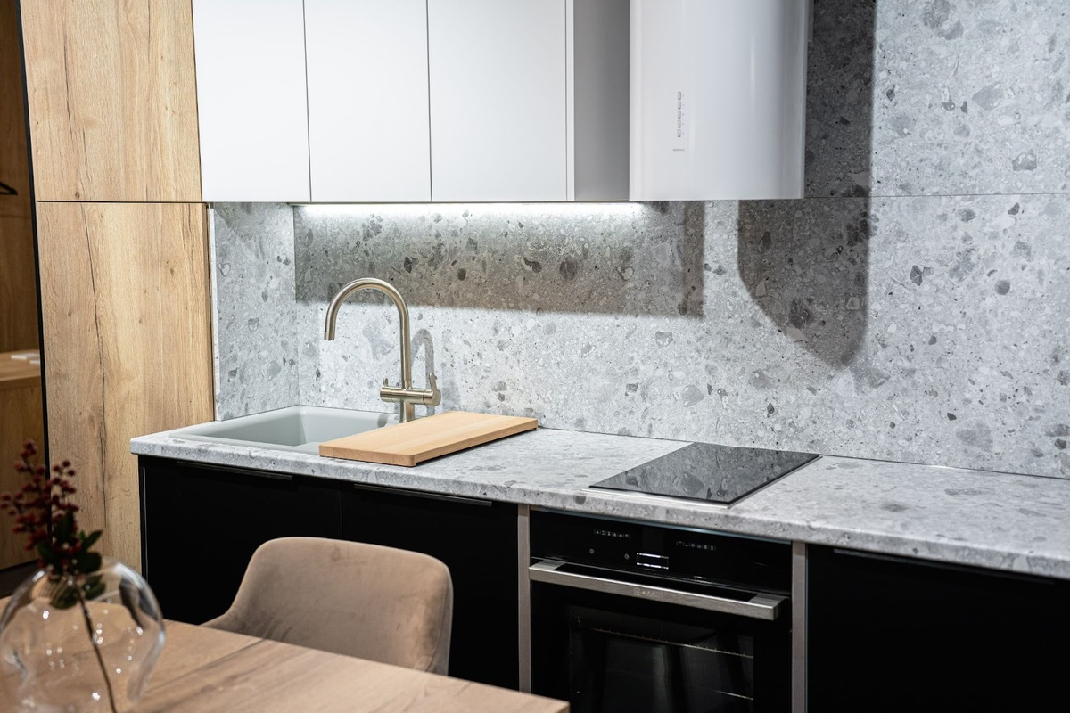 Кухня СИМПЛ с фасадами в пластике. Образец в МЦ Мебель Сити 2 (СПб, Кантемировская ул., д. 37)