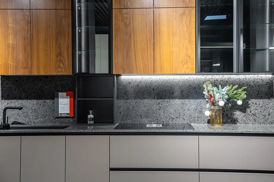 Кухня ФЕНИКС-СТРАДА с фасадами Fenix NTM, ДСП+шпон. Образец в салоне (СПб, наб. Обводного канала, д. 118Б, литера Б)