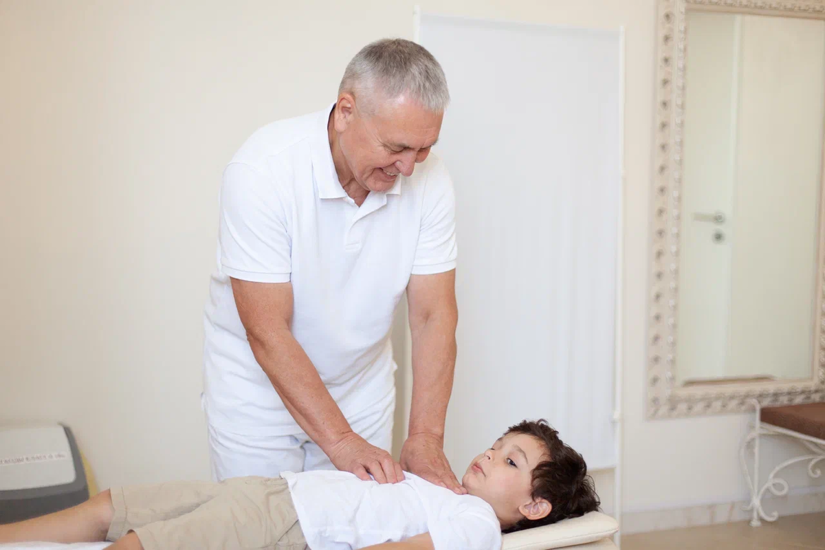 Остеопатия отличается мягкостью и деликатностью воздействия на организм, благодаря чему лечение безопасно для пациентов любого возраста