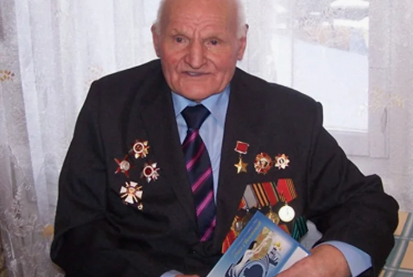 Прошел всю войну, бывал не раз в плену, бежал, обвиняли в дезертирстве, мать считала предателем и отреклась, а стал Героем Советского Союза