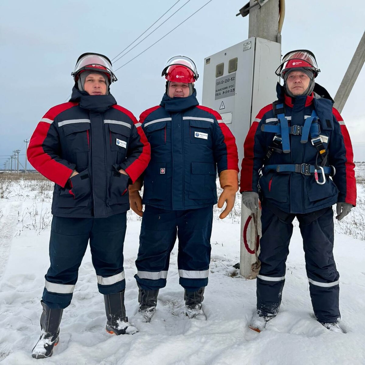 На фото: мастер участка Константин КОЛЕСНИКОВ, электромонтеры Евгений СОБОЛЕВ и Павел  ЕРЕМИН. Фото предоставлены ПО ВЭС.