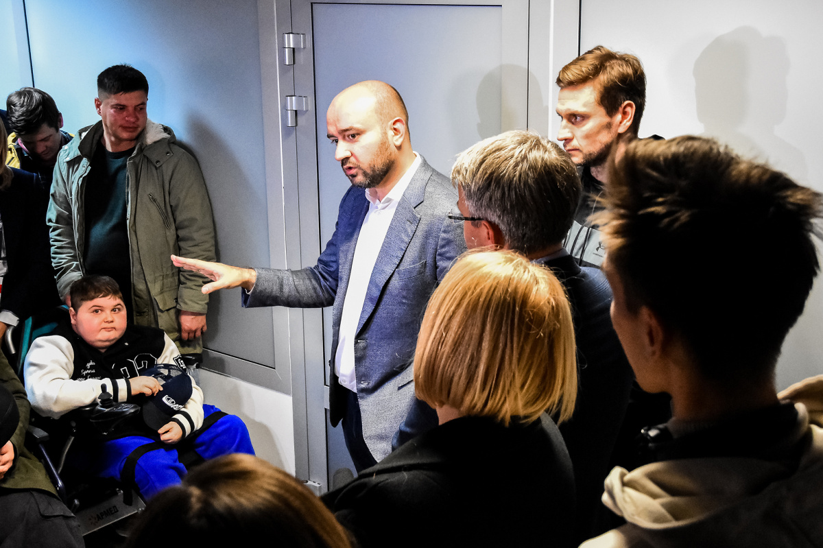 21 ноября, Вячеслав Федорищев с болельщиками ХК «Лада». Источник: hclada.ru