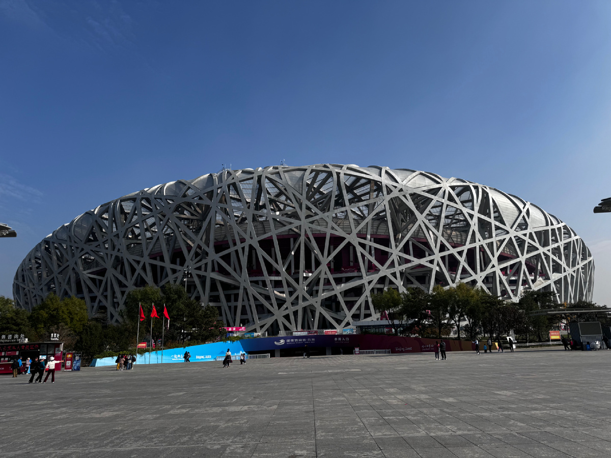 Знамениты пекинский национальный стадион известен под названием «Птичье гнездо».