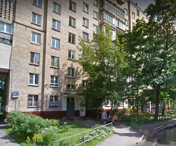 обычный дом, но рядом с красивым парком