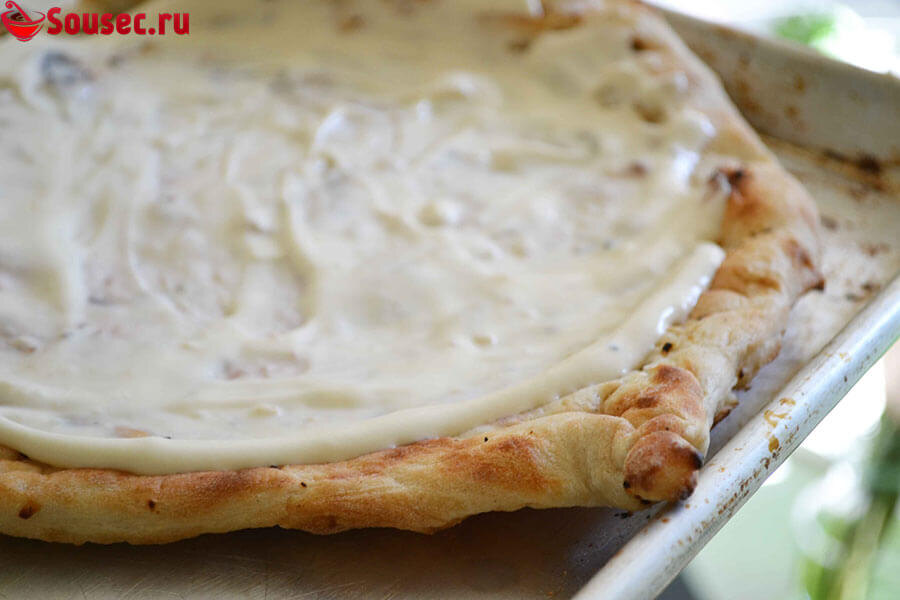 Пицца со сметанным соусом