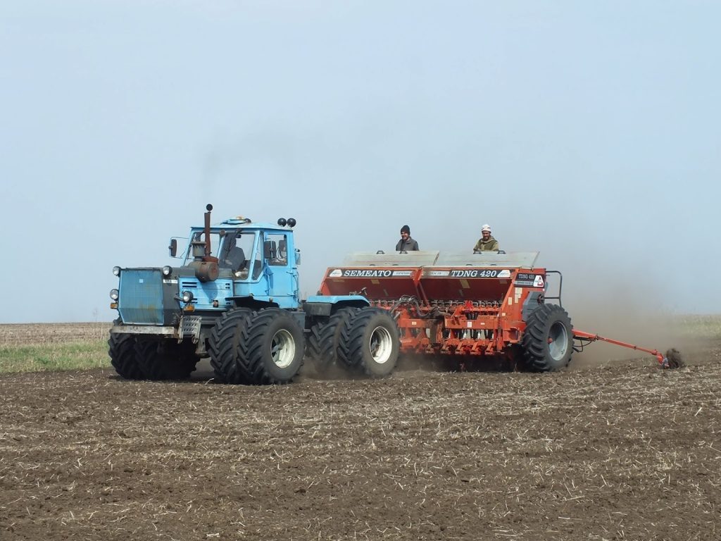   Посевная на полях АНИИСХ. Фото: Федеральный алтайский центр агробиотехнологий.  Анна Камалова
