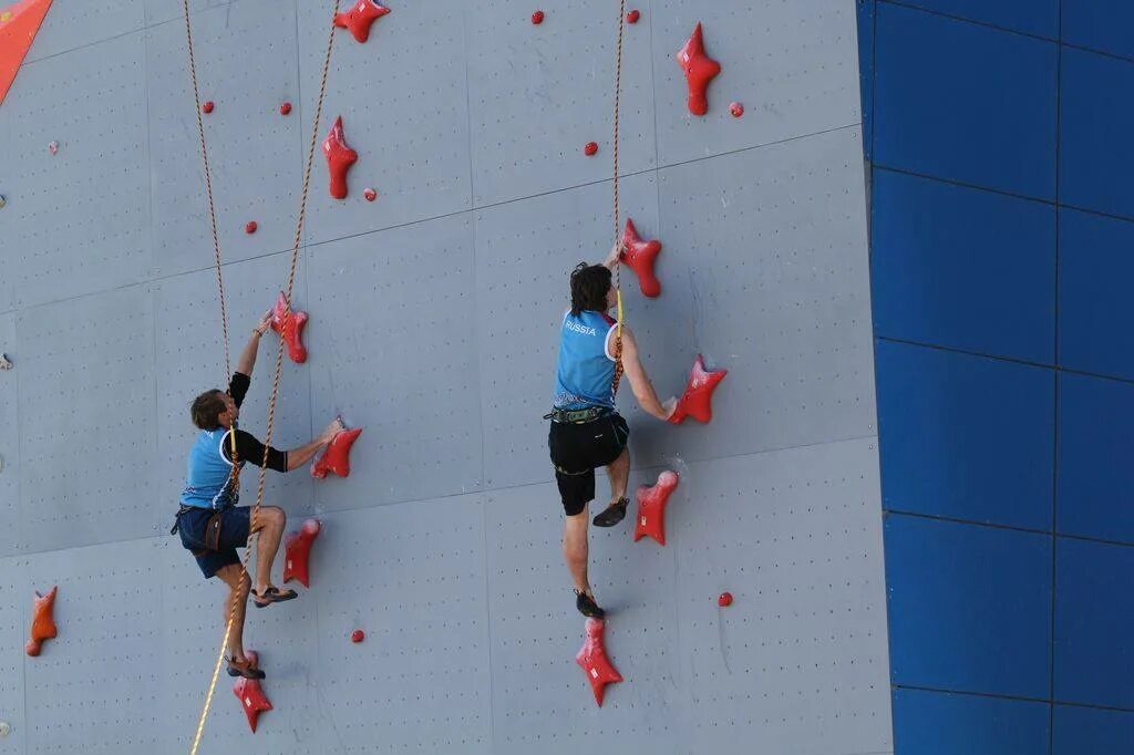 Прохождение скоростной трассы по скалолазанию