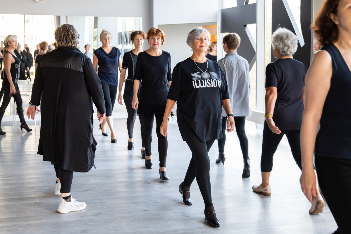 Занятия в школе «Королевская осанка». Фото: пресс-служба проекта «Московское долголетие»