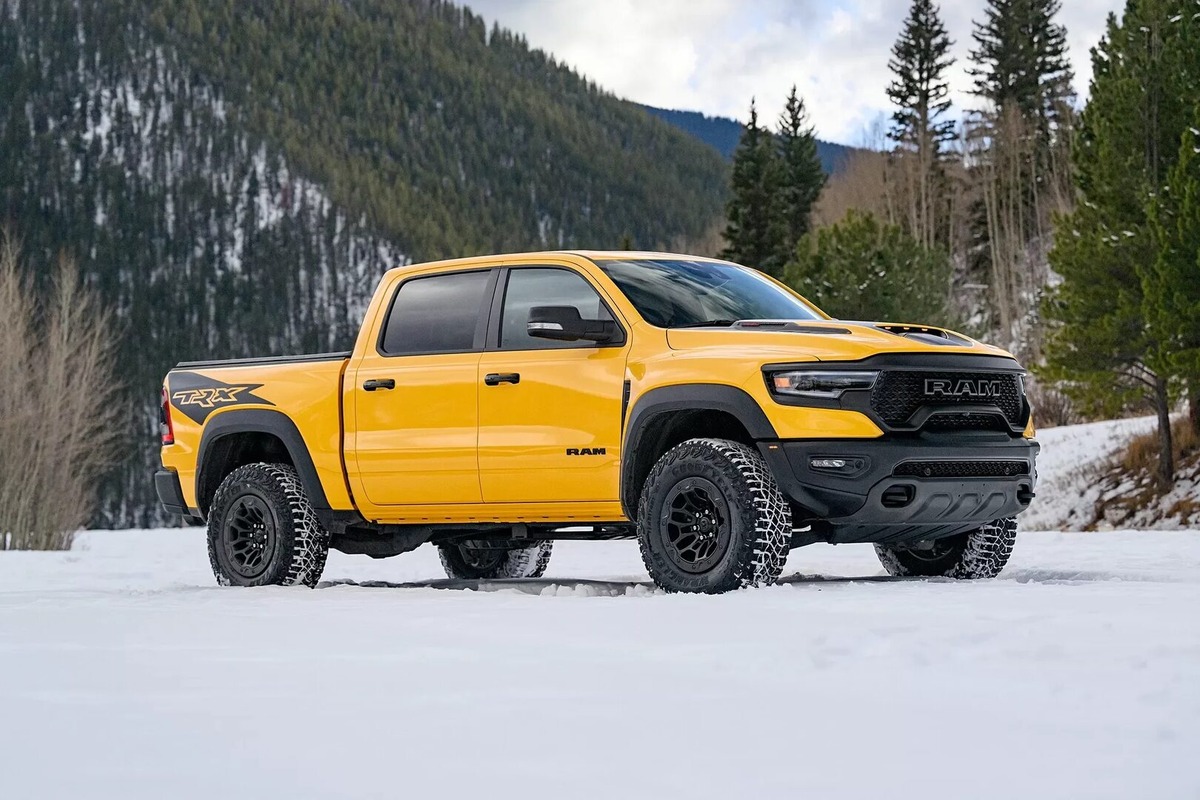 Мощный 6,2-литровый V8 двигатель с наддувом от SRT выдает впечатляющие 702 лошадиные силы и 650 фунт-фут крутящего момента. Благодаря турбонагнетателю, автомобиль способен моментально набирать обороты, достигнув скорости в 60 миль в час всего за 4,5 секунды.Сочетание с 8-ступенчатой автоматической трансмиссией TorqueFlite 8HP95 обеспечивает плавное и эффективное распределение мощности, вырабатываемой двигателем. Коробка передач также оборудована подрулевыми переключателями для более активной и интуитивной работы водителя с трансмиссией.