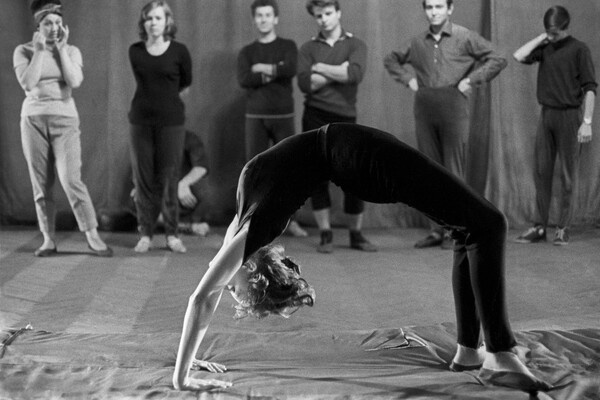    Актриса Анастасия Вертинская на занятиях по сценическому движению во время обучения на актерском факультете Высшего театрального училища имени Б.В. Щукина в Москве, 5 октября 1964 года / Генде-Роте Валерий/ТАСС