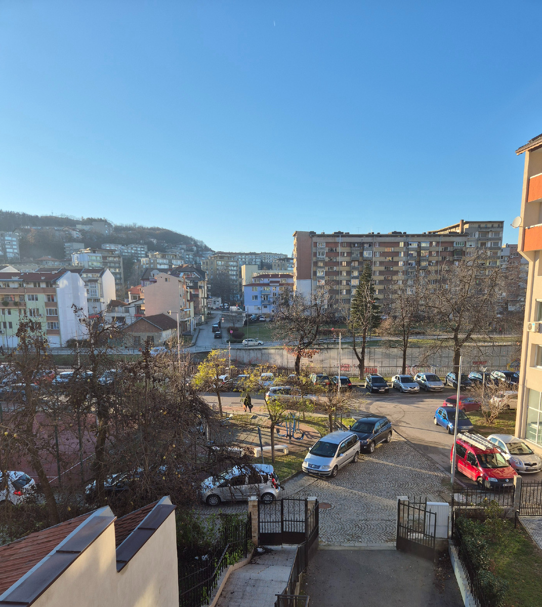 Болгарская "зима". На прошлой неделе температура до +18 поднималась. Правда, ночью все равно холодно, около ноля, горы вокруг. А с выходных и днем похолодало.