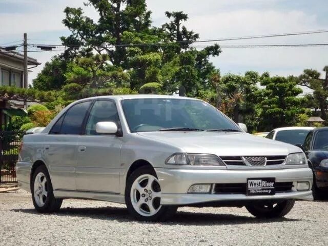 Toyota Carina, представляющая собой спортивный седан из средней ценовой категории, открыла новую страницу в истории автомобилестроения. Но в эпоху японского экономического «мыльного пузыря» интерес к роскошным автомобилям сделал своё дело. Именно тогда на свет появилось седьмое поколение Toyota Carina. Эта модель наследовала базу и основные компоненты от Corona, но при этом сохранила спортивный стиль и фирменный дизайн передней части кузова, который отличал Carina. Этот седан обладал уникальной аэродинамикой, которая не имела аналогов даже в его золотые годы. В качестве силовой установки выбирались бензиновые моторы в 1,5 и 2 литра, а также турбодизель в 2,2 литра. Существовали и версии с полным приводом (4WD). В 1998 году в модельный ряд вошла комплектация с шестиступенчатой механической трансмиссией.