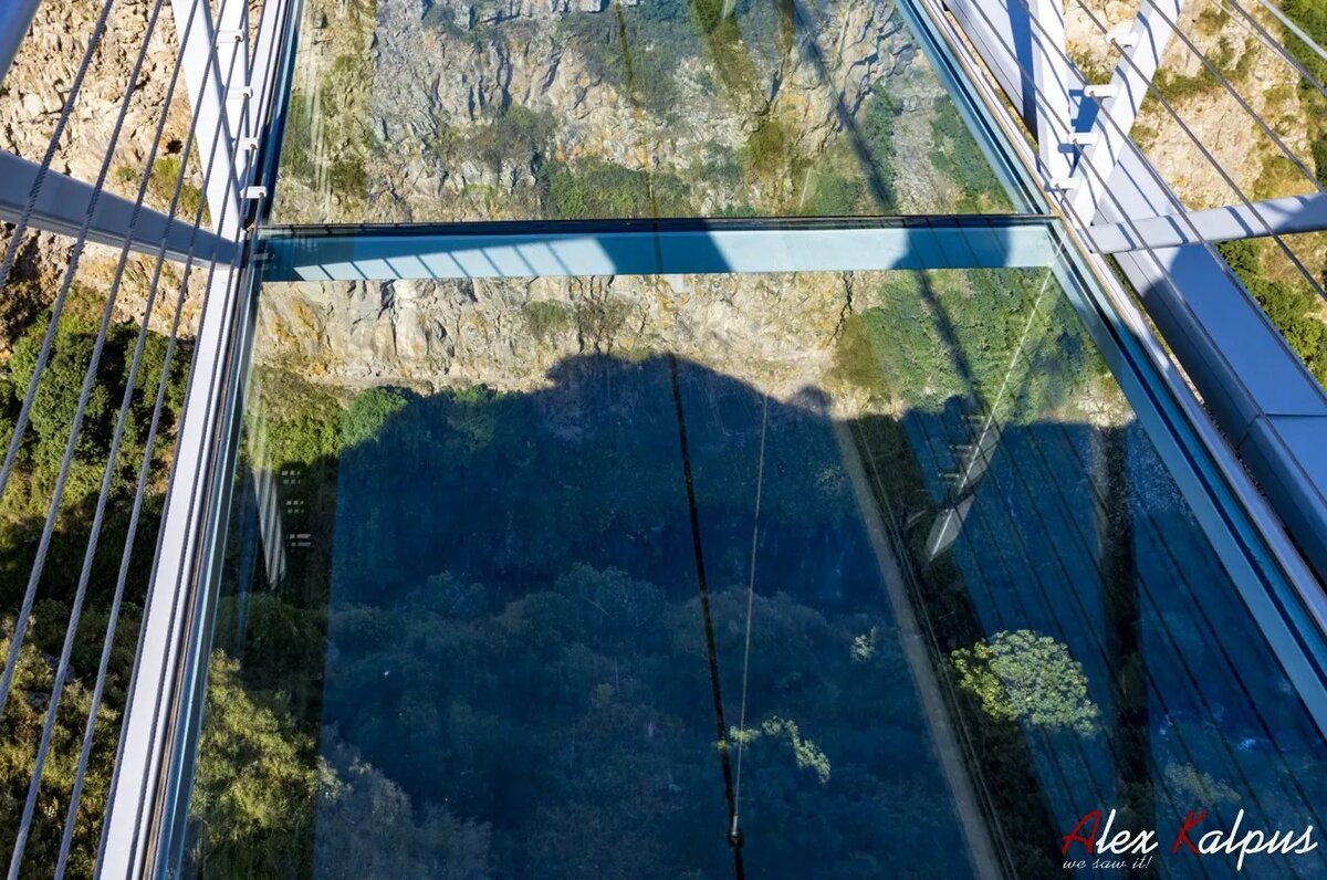 Если смотреть вниз в ущелье через стеклянный настил моста в Дашбаши