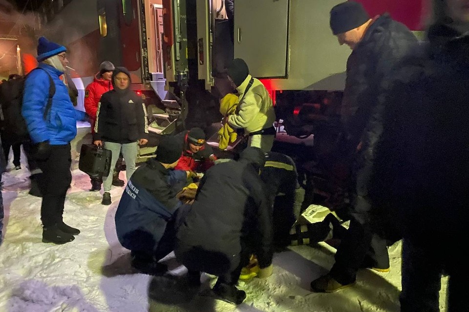    Железнодорожники говорили ребятам, что делать. Фото: правительство Мурманской области