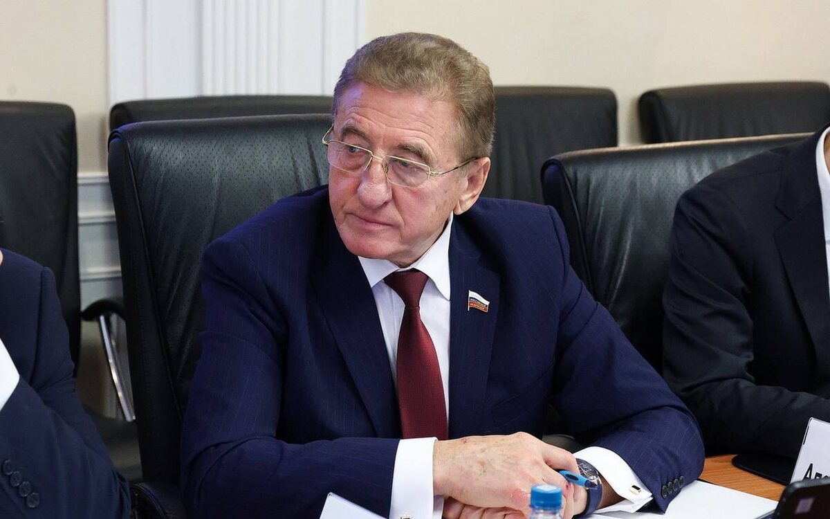    Сергей Лукин призвал довести до конца борьбу с потребительским терроризмом в жилищной сфере Фото – пресс-служба сенатора