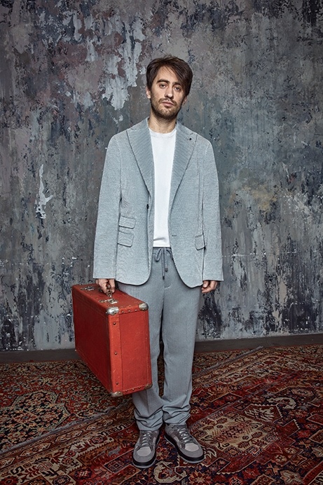    Блейзер и брюки, PESERICO, “КАШЕМИР И ШЕЛК”; футболка, FEDELI, “КАШЕМИР И ШЕЛК”; кеды PRINCIPE DI BOLOGNAФото: Екатерина Гербей