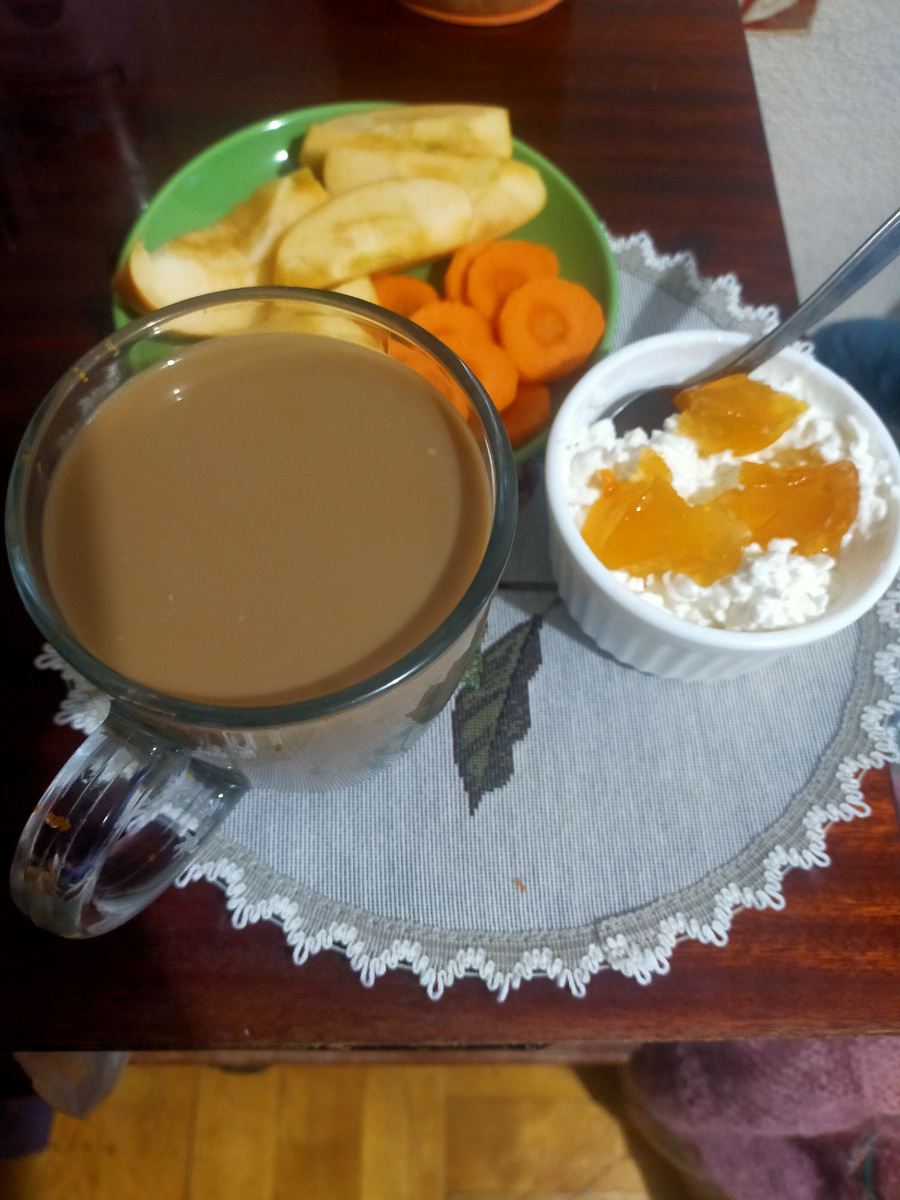 На завтрак как всегда творог с джемом,морковь,яблоко,цикорий с молоком.