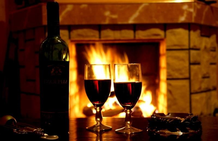 фото камин на фоне фужеров