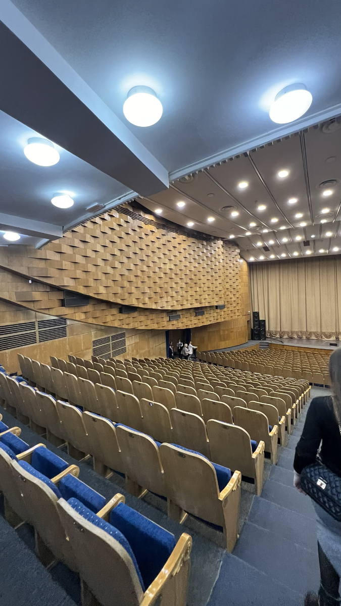 Сделала фото зала, пока люди не пришли (считаю неэтичным снимать людей без спроса)