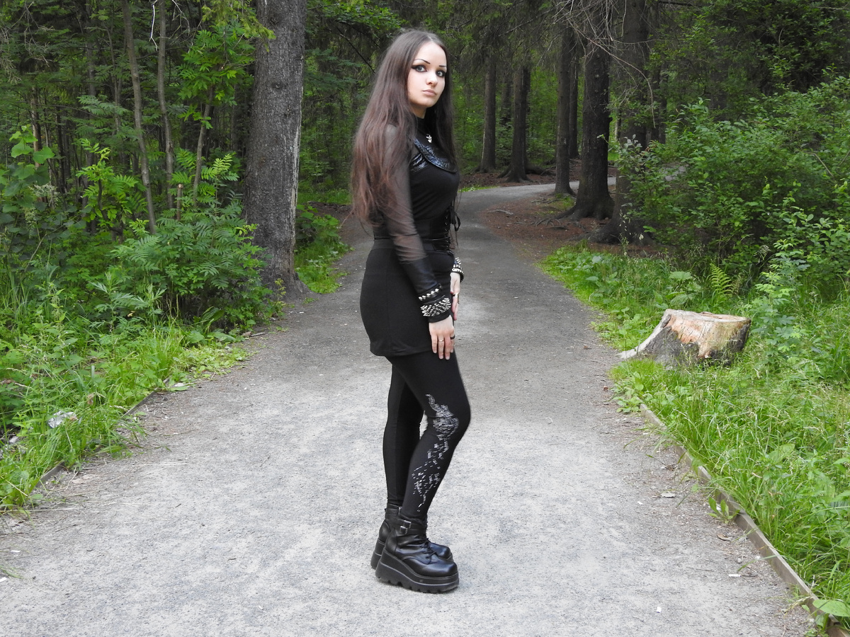 Попытки утянуть живот поясом выглядят нелепо