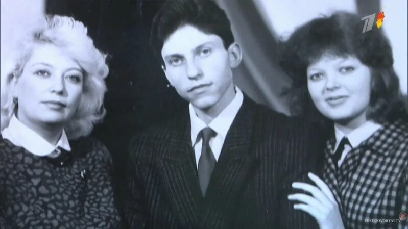 С мамой и сестрой. Открытые источники 