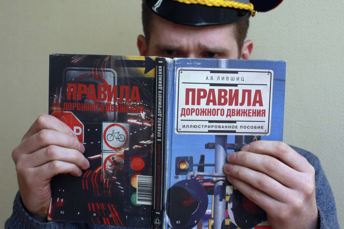 Знать ПДД нужно не только водителям, но и служителям закона