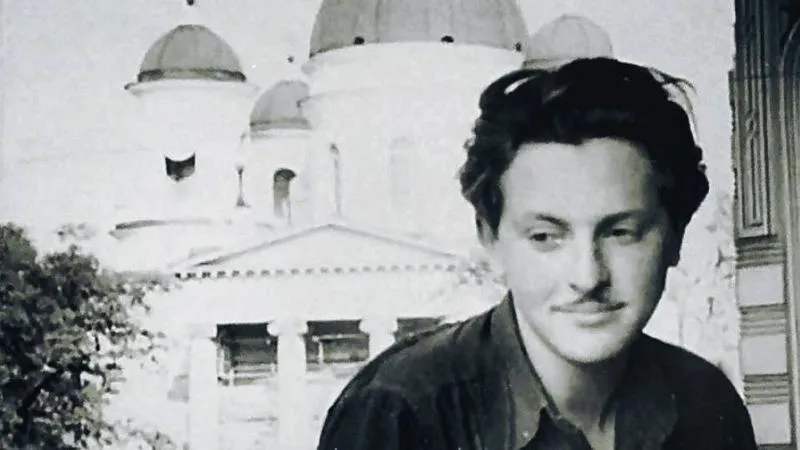 Иосиф Бродский на фоне Спасо-преображенского собора, балкон Дома Мурузи.